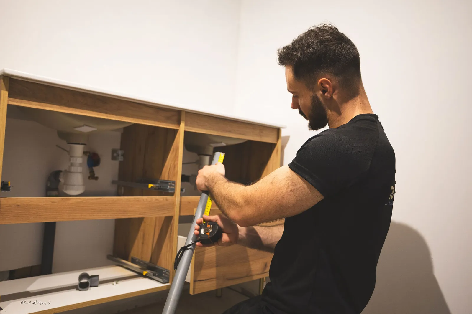 Yoann en intervention — mesure et installation meuble vasque salle de bain